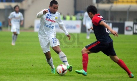  Pemain Persib Bandung M. Ridwan (kiri) mencoba melewati pemain PBR pada laga Lanjutan Indonesia Super League di Stadion Si Jalak Harupat, Soreang, Kabupaten Bandung, Ahad(27/4).(foto:Septianjar Muharam) 