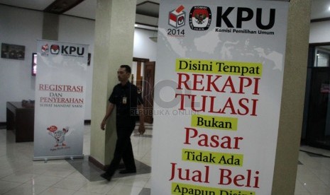 Seorang pria melintas di depan ruang Rapat Pleno Terbuka Rekapitulasi Nasional Penghitungan Suara Pemilu DPR & DPD tahun 2014 di ruang sidang utama KPU, Jakarta, Ahad (27/4). (Republika/Yasin Habibi)