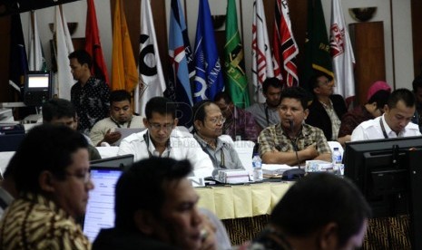   Rapat Pleno Terbuka Rekapitulasi Nasional Penghitungan Suara Pemilu DPR & DPD tahun 2014 di ruang sidang utama KPU, Jakarta, Ahad (27/4). (Republika/Yasin Habibi)