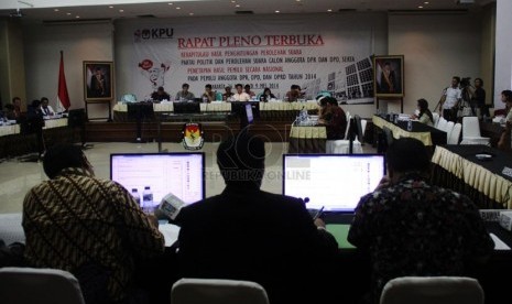   Rapat Pleno Terbuka Rekapitulasi Nasional Penghitungan Suara Pemilu DPR & DPD tahun 2014 di ruang sidang utama KPU, Jakarta, Ahad (27/4). (Republika/Yasin Habibi)