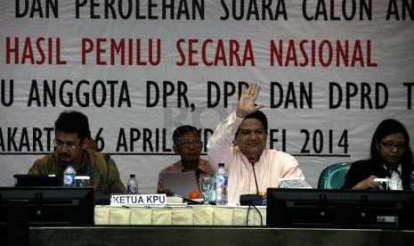  Ketua Komisi Pemilihan Umum (KPU) Husni Kamil Manik (tengah), didampingi Komisioner KPU Ferry Kurnia Rizkiyansyah, dan anggota KPU lainnya saat memimpin Rapat Pleno Terbuka Rekapitulasi Nasional Penghitungan Suara di ruang sidang utama KPU, Jakarta, Ahad 