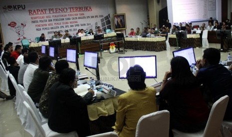   Rapat Pleno Terbuka Rekapitulasi Nasional Penghitungan Suara Pemilu DPR & DPD tahun 2014 di ruang sidang utama KPU, Jakarta, Ahad (27/4). (Republika/Yasin Habibi)