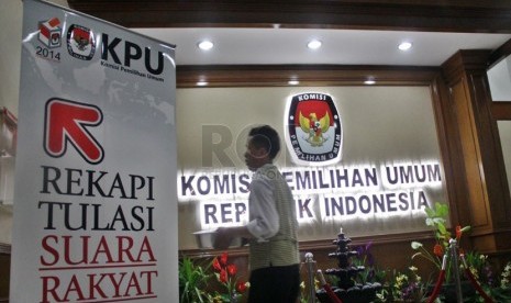  Seorang pria melintas di depan ruang Rapat Pleno Terbuka Rekapitulasi Nasional Penghitungan Suara Pemilu DPR & DPD tahun 2014 di ruang sidang utama KPU, Jakarta, Ahad (27/4). (Republika/Yasin Habibi)