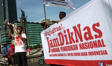  Sejumlah aktivis dari Kesatuan Aksi Mahasiswa Muslim Indonesia (KAMMI) melakukan aksi Peduli Pendidikan Nasional di Bundaran HI, Jakarta Pusat, Ahad (27/4). (Republika/Yasin Habibi)