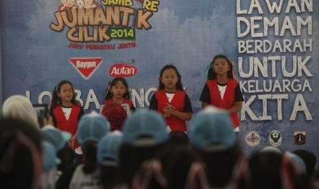  Sejumlah perwakilan murid SD di Jakarta saat mengikuti Jambore Jumantik Cilik di Jakarta, Ahad (27/4).