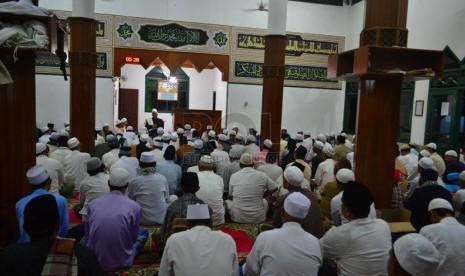 Ratusan Jamaah bersiap untuk melakukan shalat Subuh gabungan di masjid Fajar Baitullah, Puri Citayam Permai,Rawapanjang,Bojonggede,Bogor,Ahad (27/4). (Republika/Musiron)