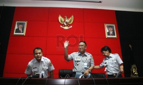  Ketua STIP Kapten Rusdiana (kiri), bersama Kepala BPSDM Kemenhub Santoso Eddy Wibowo (tengah), dan Kepala Puskom Kemenhub Barata saat memberikan keterangan pers di kantor BPSDM Kemenhub, Jakarta, Senin (28/4).  (Republika/Yasin Habibi)