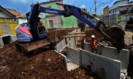  Pekerja sedang membuat pengalihan saluran air di lokasi pembangunan sudetan kali Ciliwung, Otista 3, Jakarta Timur, Senin (28/4). (Republika/Tahta Aidilla)