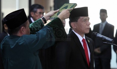  Ketua Badan Pemeriksa Keuangan (BPK) terpilih Rizal Djalil (kanan) mengucapkan sumpah jabatan saat dilantik di Jakarta, Senin (28/4).  (Republika/Adhi Wicaksono)