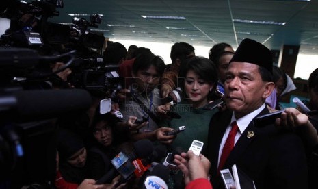  Ketua Badan Pemeriksa Keuangan (BPK) terpilih Rizal Djalil (kanan) memberikan keterangan pada wartawan usai resmi dilantik di Jakarta, Senin (28/4). (Republika/Adhi Wicaksono)