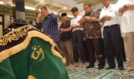   Para pelayat menyalatkan jenazah almarhum Idris Sardi di Rumah Kreatif, Bumi Cimanggis Indah, Depok, Senin (28/4) (foto: Raisan Al Farisi)