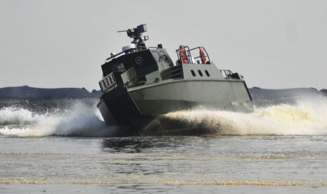  Kapal motor cepat (KMC) Komando melakukan manufer saat peluncuran dan uji coba kapal tersebut di Pantai ABC Ancol, Jakarta Utara, Selasa (29/4).  (Antara/Zabur Karuru)