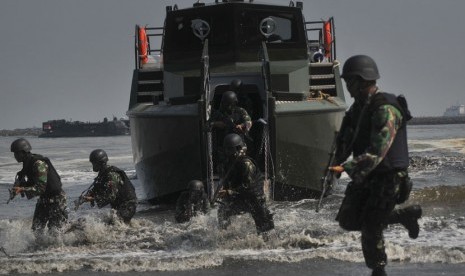  Sejumlah prajurit TNI AD melakukan pendaratan saat uji coba kapal motor cepat (KMC) Komando di Pantai ABC Ancol, Jakarta Utara, Selasa (29/4). (Antara/Zabur Karuru)