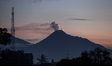  Gunung Merapi mengeluarkan asap sulfatara difoto dari jarak 40 Km di Bantul, Yogyakarta, Jumat (25/4).