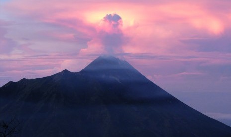 Asap sulfatara keluar dari Gunung Merapi saat difoto dari Sabana 1 Gunung Merbabu, Boyolali, Jawa Tengah, Ahad (27/4). 