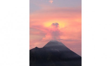 Asap sulfatara keluar dari Gunung Merapi saat difoto dari Sabana 1 Gunung Merbabu, Boyolali, Jawa Tengah, Ahad (27/4). 