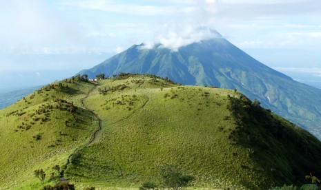  Asap sulfatara keluar dari Gunung Merapi saat difoto dari Sabana 2 Gunung Merbabu, Boyolali, Jawa Tengah Ahad (27/4).