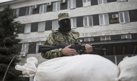   Milisi pro Rusia berjaga di depan gedung pemerintahan yang telah mereka kuasai di Konstantinovka, Ukraina, Selasa (29/4).