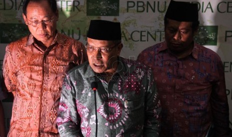 (dari kiri-kanan) Ketua PBNU Djan Faridz, Ketua Umum PBNU Said Aqil Siroj, Sekjen PBNU Marsudi Syuhud saat menggelar konferensi pers di kantor PBNU, Jakarta, Rabu (30/4).