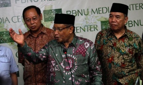  (dari kiri) Ketua PBNU Djan Faridz, Ketua Umum PBNU Said Aqil Siroj, dan Katib 'Aam PBNU KH. Malik Madaniy saat menggelar konferensi pers di kantor PBNU, Jakarta, Rabu (30/4). (Republika/Yasin Habibi)