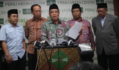   Ketua Umum PBNU Said Aqil Siroj didampingi jajaran pengurus PBNU lainnya menggelar konferensi pers di kantor PBNU, Jakarta, Rabu (30/4). (Republika/Yasin Habibi)