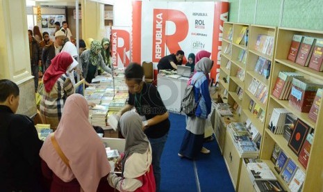  Sejumlah pengunjung mengamati berbagai macam buku Islami pada acara 'Bandung Islamic Book Fair' di Gedung Landmark, Jl Braga, Kota Bandung, Kamis (1/5).  (Republika/Edi Yusuf)