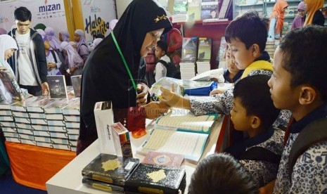  Sejumlah pelajar mengamati Alquran pada acara 'Bandung Islamic Book Fair' di Gedung Landmark, Jl Braga, Kota Bandung, Kamis (1/5). (Republika/Edi Yusuf)