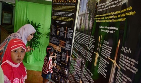 Pengunjung membaca penjelasan sejarah pedang-pedang nabi pada Pameran Pedang Nabi dalam acara Bandung Islamic Book Fair di Gedung Landmark, Jl Braga Kota Bandung, Kamis (1/5). (Republika/Edi Yusuf)