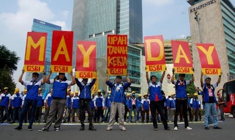   Kelompok buruh dari Gabungan Serikat Buruh Independen (GBSI) melakukan aksi peringatan hari buruh internasional di Bundaran Hotel Indonesia, Jakarta Pusat, Kamis (1/5). (foto: Raisan Al Farisi)