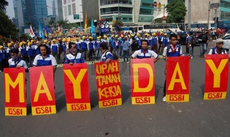   Kelompok buruh dari Gabungan Serikat Buruh Independen (GBSI) melakukan aksi peringatan hari buruh internasional di Bundaran Hotel Indonesia, Jakarta Pusat, Kamis (1/5). (foto: Raisan Al Farisi)