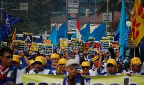   Kelompok buruh dari Gabungan Serikat Buruh Independen (GBSI) melakukan aksi peringatan hari buruh internasional di Bundaran Hotel Indonesia, Jakarta Pusat, Kamis (1/5). (foto: Raisan Al Farisi)