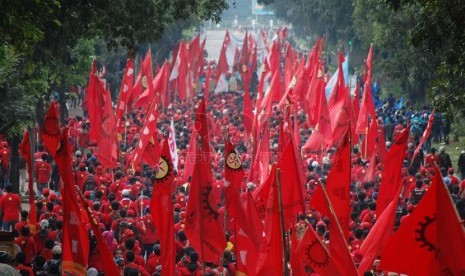  Massa buruh Sekretariat Bersama Buruh (Sekber Buruh) melakukan aksi peringatan hari buruh internasional di Bundaran Hotel Indonesia menuju Istana Presiden, Jakarta Pusat, Kamis (1/5). (foto: Raisan Al Farisi)