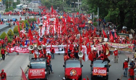  Massa buruh Sekretariat Bersama Buruh (Sekber Buruh) melakukan aksi peringatan hari buruh internasional di Bundaran Hotel Indonesia menuju Istana Presiden, Jakarta Pusat, Kamis (1/5). (foto: Raisan Al Farisi)