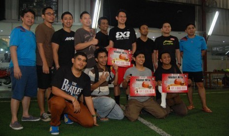  Para juara cabang bola basket Mahaka Sports Week berfoto bersama di Pro Arena Futsal, Pondok Indah, Jakarta Selatan, Sabtu (3/5). (foto: Raisan Al Farisi)