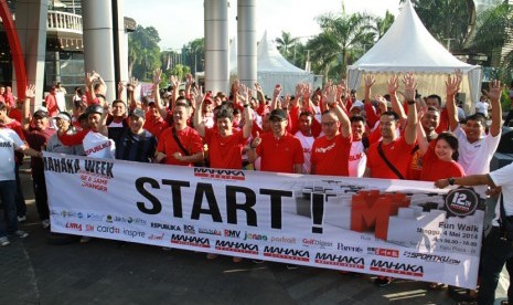  Acara fun walk atau jalan santai dalam rangka kegiatan Mahaka Week di Jakarta, Ahad (4/5).  (foto: Adjie)