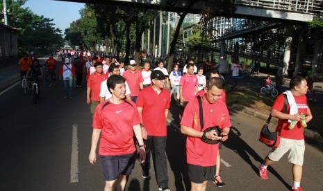  Acara fun walk atau jalan santai dalam rangka kegiatan Mahaka Week di Jakarta, Ahad (4/5).  (foto: Adjie)