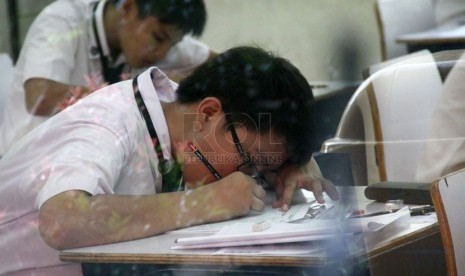  Sejumlah siswa mengikuti Ujian Nasional (UN) 2014 di SMP Negeri 1, Jakarta Pusat, Senin (5/5). (Republika/Yasin Habibi)