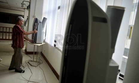   Pekerja memasang pendingin ruangan (AC portable) di dalam ruangan sidang Pengadilan Tipikor, Jakarta, Rabu (7/5).  (Republika/Agung Supriyanto)