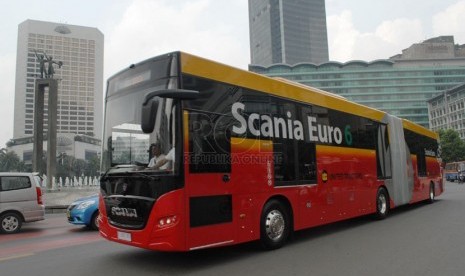 Bus gandeng Scania Euro 6 saat melakukan uji coba melintas di Jalan Jendral Sudirman, Jakarta Pusat, Kamis (8/5).  (Republika/Rakhmawaty La'lang)