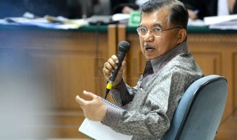 Mantan Wakil Presiden Jusuf Kalla bersaksi dalam persidangan kasus Bank Century dengan terdakwa Budi Mulya di Pengadilan Tipikor, Jakarta, Kamis (8/5). (Republika/Agung Supriyanto)