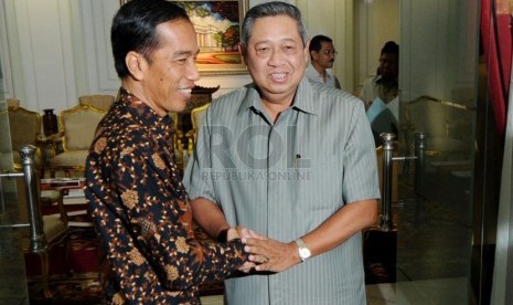  Gubernur DKI Jakarta Joko Widodo alias Jokowi (kiri) menjabat tangan Presiden Susilo Bambang Yudhoyono di Kantor Presiden, Jakarta, Selasa (13/5).  (Republika/Aditya Pradana Putra)