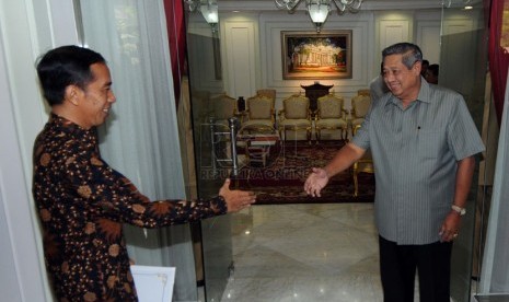  Gubernur DKI Jakarta Joko Widodo alias Jokowi (kiri) menjabat tangan presiden Susilo Bambang Yudhoyono di Kantor Presiden, Jakarta, Selasa (13/5).  (Republika/Aditya Pradana Putra)