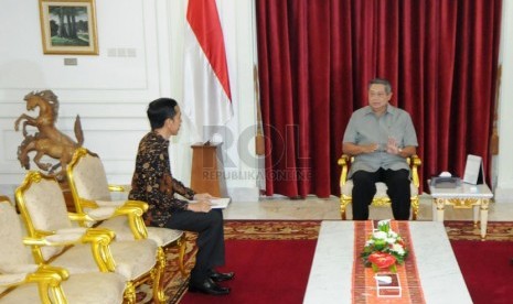 Presiden SBY berbincang dengan Gubernur DKI Jakarta Joko Widodo alias Jokowi (kiri) di Kantor Presiden, Jakarta, Selasa (13/5). (Republika/Aditya Pradana Putra)