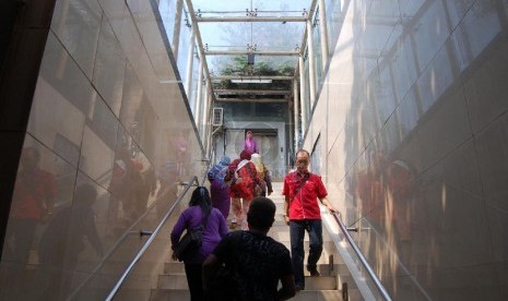   Pejalan kaki melintasi terowongan penyebrangan jalan yang berada di kawasan Kota Tua, Jakarta Barat, Selasa, (13/5). (foto: Raisan Al Farisi)