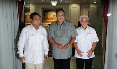  Capres dari Partai Gerindra Prabowo Subianto (kiri) dan Ketua Umum PAN Hatta Rajasa (kanan) berfoto dengan Presiden SBY jelang pertemuan tertutup di Kantor Presiden, Jakarta, Selasa (13/5).  (Republika/Aditya Pradana Putra)