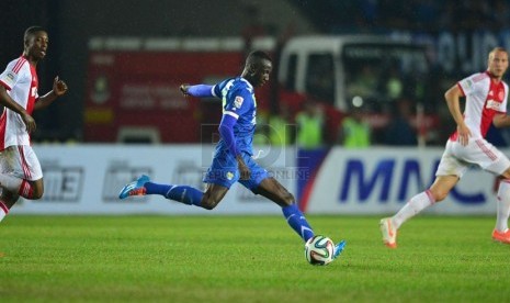  Pertandingan Persib Bandung melawan klub Ajax Amsterdam di Stadion Si Jalak Harupat, Kabupaten Bandung, Rabu (14/5).  (Republika/Yogi Ardhi)