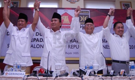   (dari kiri) Ketua Umum Gerindra Suhardi, Capres Partai Gerindra Prabowo Subianto, Ketua Majelis Syuro PKS, Hilmi Aminudin, dan Presiden Partai Keadilan Sejahtera (PKS) Anis Matta saat deklarasi Koalisi Partai Gerindra dan PKS di Jakarta, Sabtu (17/5). (f