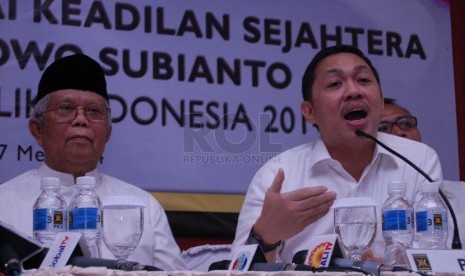   Presiden PKS Anis Matta (kanan) saat deklarasi koalisi Partai Gerindra dan PKS di kantor DPP PKS Jalan TB Simatupang, Jakarta Selatan, Sabtu (17/5). (foto : Raisan Al Farisi)