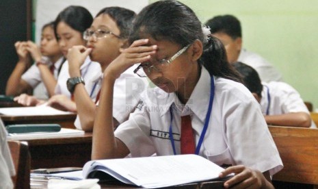  Siswa SDN Menteng 1 mengikuti ujian untuk mata pelajaran Bahasa Indonesia pada hari pertama pelaksanaan Ujian Sekolah tingkat Sekolah Dasar (SD) di Jakarta Pusat, Senin (19/5). (Republika/Yasin Habibie)