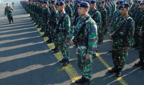  Sejumlah prajurit TNI berbaris saat pembukaan upacara pembukaan latihan gabungan (latgab) TNI, di Skuadron 17 Landasan Udara Halim Perdanakusuma, Jakarta Timur, Senin (19/5). (Republika/Rakhmawaty La'lang)